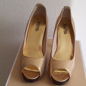 New Michael Kors gold pump
